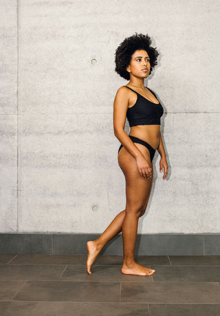LOVJOI schwarzes Bikini Slip mit Struktur und hohem Beinausschnitt 