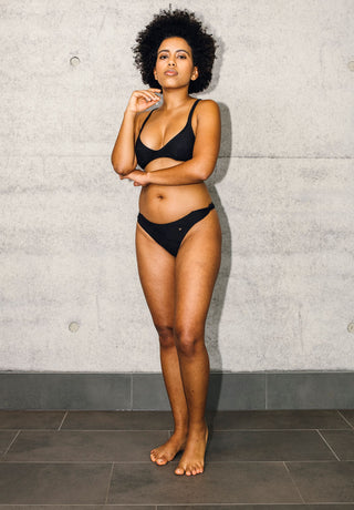 LOVJOI schwarzer Bikini Slip aus innovativem Bio-Based Material nachhaltig hergestellt in Europa